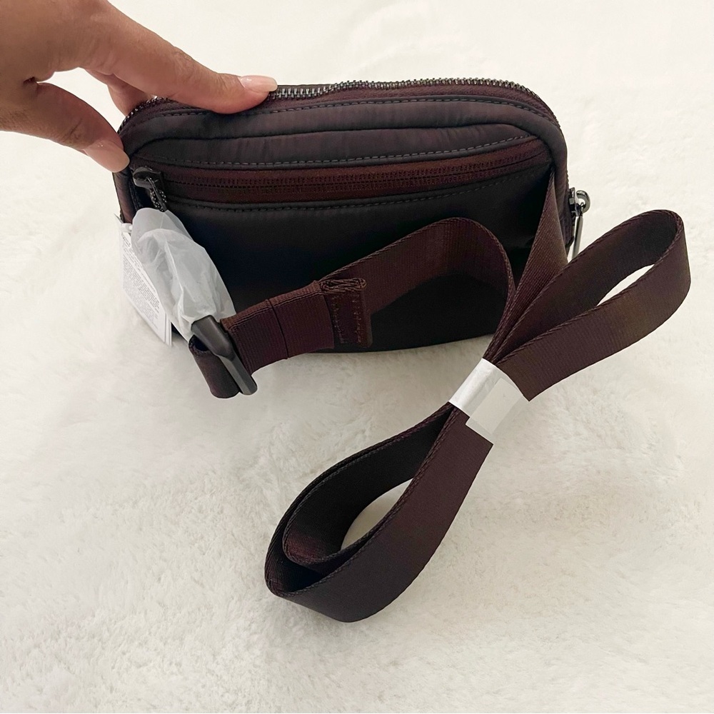 Lululemon Everywhere Belt Bag Wunder Puff Iridescent - Picture 6 of 12